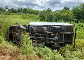 Caminhão do Corpo de Bombeiros tomba na BR-304