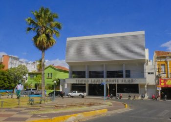 Teatro Lauro Monte é notificado pela Prefeitura por jogar água na rua