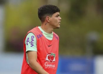 Ayrton Lucas é testado entre os titulares e pode estrear pela Seleção no sábado