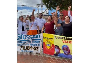 Profissionais da enfermagem de Mossoró aderem ato nacional e realizam protesto