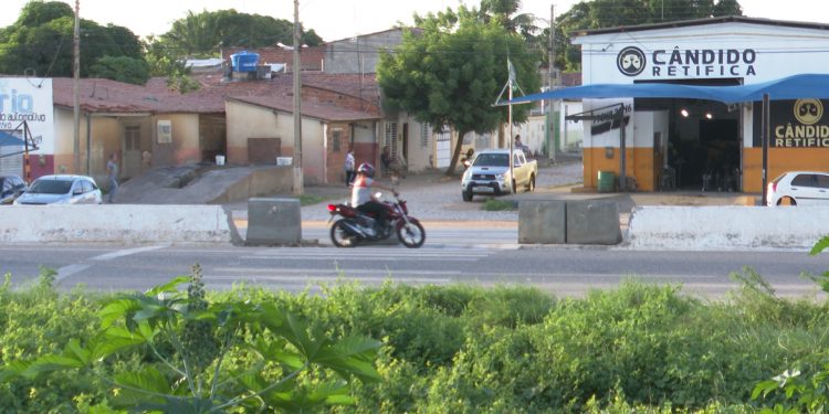 BR-304: Faixa de pedestre ou retorno para motociclista?