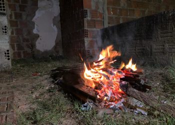 Tradição das fogueiras resiste na noite de Santo Antônio