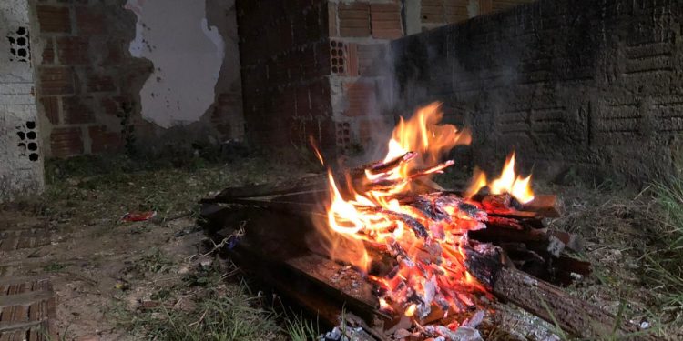 Tradição das fogueiras resiste na noite de Santo Antônio