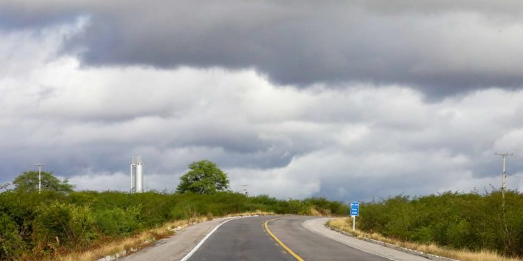 “Chuva do caju” modifica clima na cidade; meteorologista explica