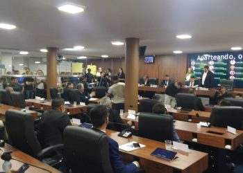 Servidores e comissionados de Mossoró ocupam galerias da Câmara Municipal