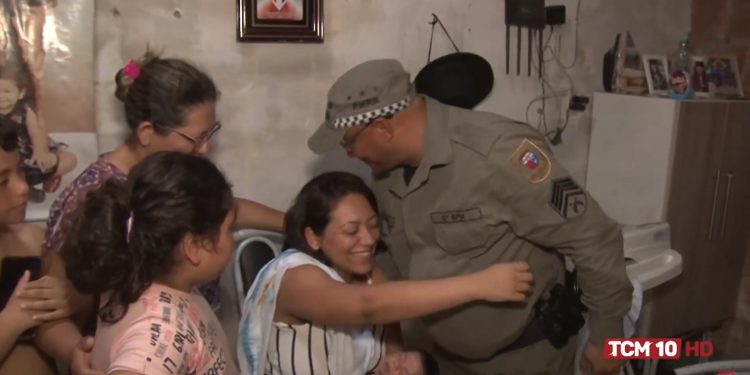 Bebê de 20 dias é salvo com orientações de PM em ligação