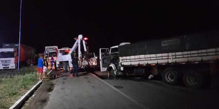 Motorista morre após colisão frontal com carreta na BR-304