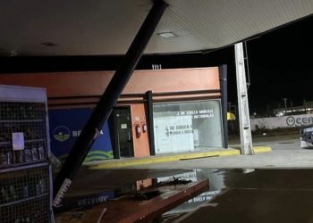 Carro invade posto de combustíveis, derruba bomba e deixa frentista ferido