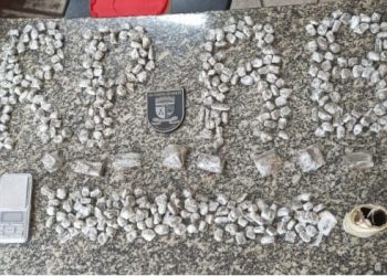 Ronda Policial: homem é preso com mais de 300 trouxinhas de maconha e mais