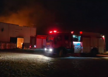Incêndio destrói fábrica de produtos de limpeza, duas pessoas ficam feridas