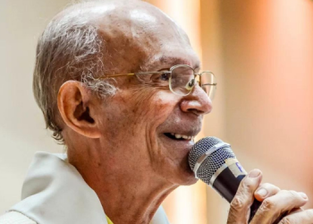 Após 46 dias internado, tratando uma pneumonia, Padre Canindé recebe alta