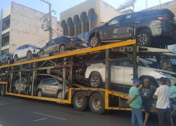 Caminhão-cegonha derruba fiação e provoca interrupção de energia e internet no Centro de Mossoró