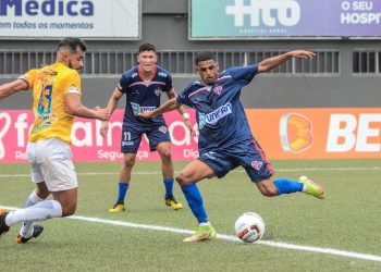 Atacante do Bahia de Feira morre após passar mal durante treinamento