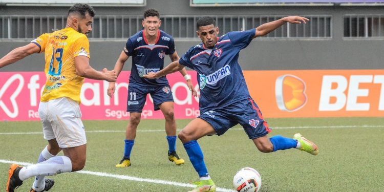 Atacante do Bahia de Feira morre após passar mal durante treinamento