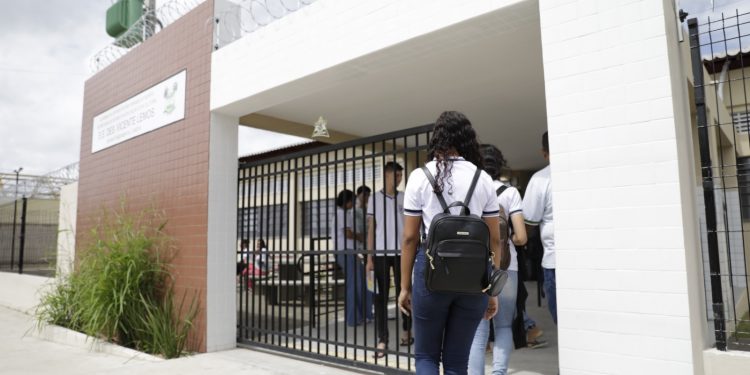 Projeto que institui bolsa para permanência de estudantes no ensino regular é enviado à ALRN