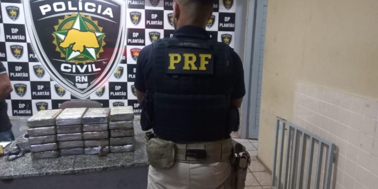 Homens são presos portando 20 kg de pasta base de cocaína na BR-304