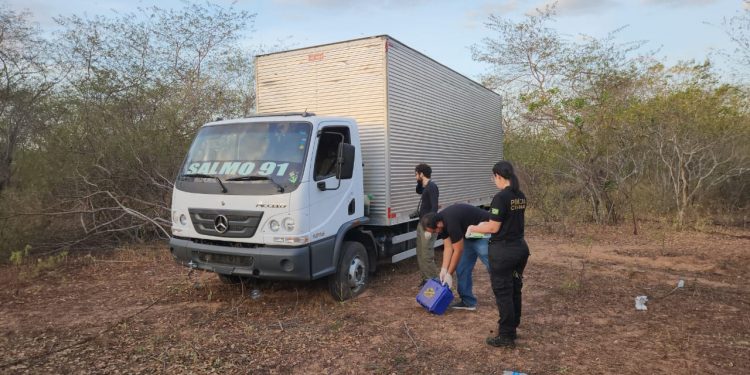 Após assalto, vítimas ficam 14 horas amarradas e caminhão é localizado