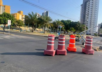 Cruzamento fica interditado após ônibus derrubar semáforo
