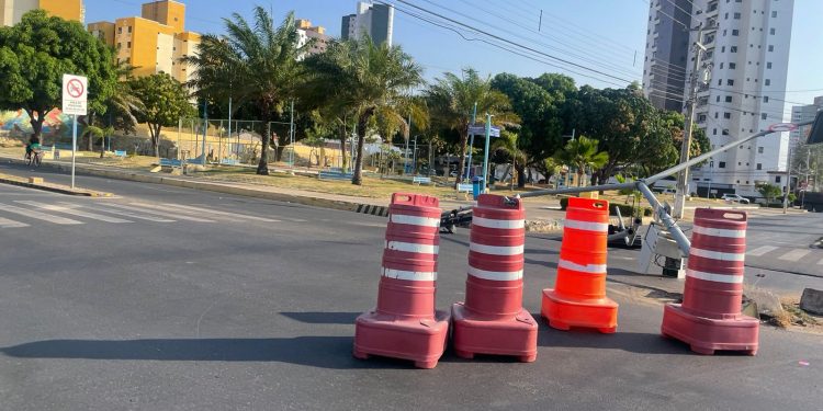 Cruzamento fica interditado após ônibus derrubar semáforo