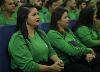 Mulheres eletricistas recebem diploma em cerimônia na capital