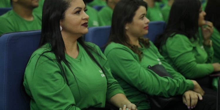 Mulheres eletricistas recebem diploma em cerimônia na capital