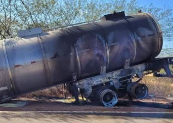 Carreta com suco de caju pega fogo na BR-405