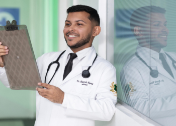 Beneficiário do Bolsa Família, estudante de medicina fala do impacto do auxílio em sua vida