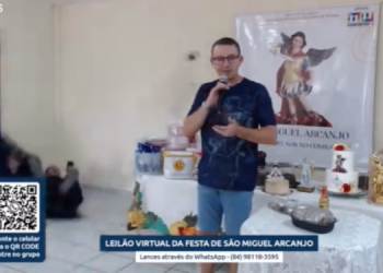 Enverga mas não quebra: padre da rede cai durante leilão em Caicó