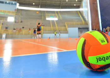 Escolinha de vôlei abre 80 vagas para jovens entre 9 e 20 anos