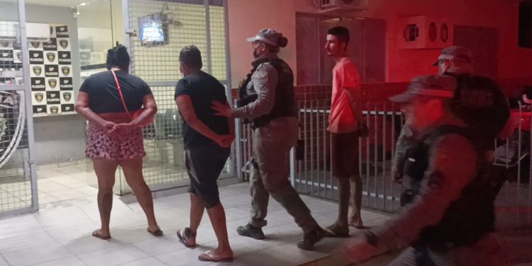 Casal é preso após rastreamento de celular roubado apontar localização