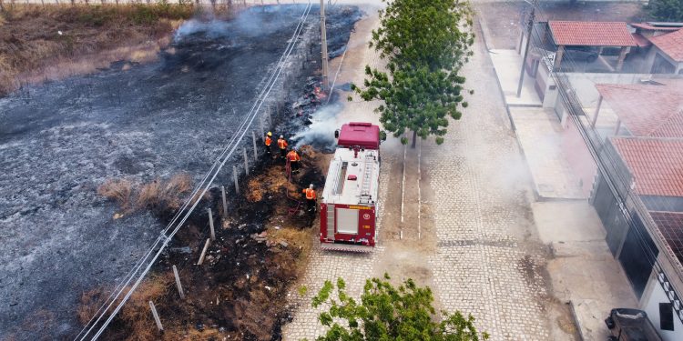 Incêndio atinge terreno em frente ao Hospital do Câncer em  Mossoró