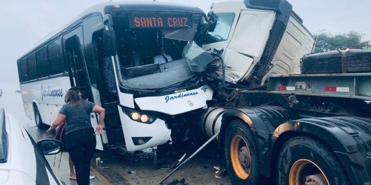 Acidente envolvendo ônibus e carreta deixa pelo menos oito pessoas feridas na BR-304