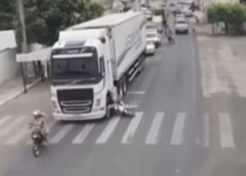 Câmera registra acidente com motociclista e carreta em Assú; Veja vídeo