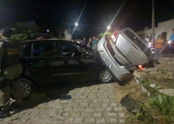 Veículos capotam durante fuga de roubo no Bairro Bom Jardim em Mossoró