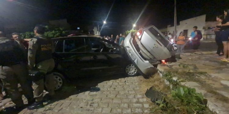 Veículos capotam durante fuga de roubo no Bairro Bom Jardim em Mossoró