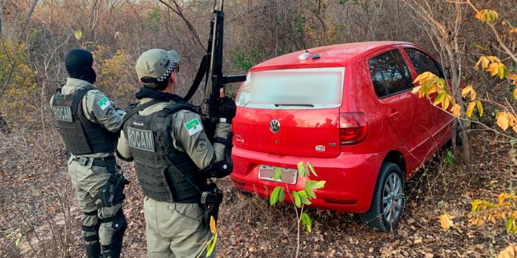 Carro tomado em assalto é encontrado em estrada carroçável no Bairro Santo Antônio