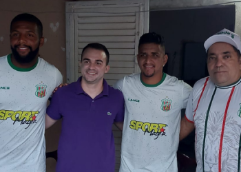Apaixonado pelo Baraúnas, torcedor recebe visita de jogadores do time