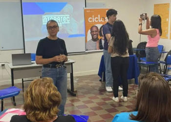 Uern oferta curso sobre uso do celular para pessoas com 55 anos ou mais