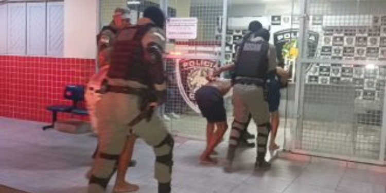 Três suspeitos foram presos após troca de tiros com a Polícia em Areia Branca