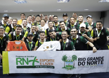 Atletas do Apodi Futsal visitam governadora Fátima Bezerra