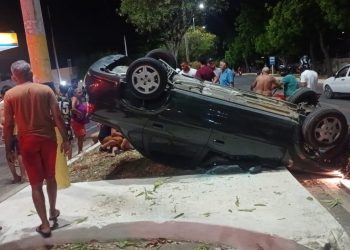Carro capota após colidir com duas motos no Bairro Aeroporto em Mossoró