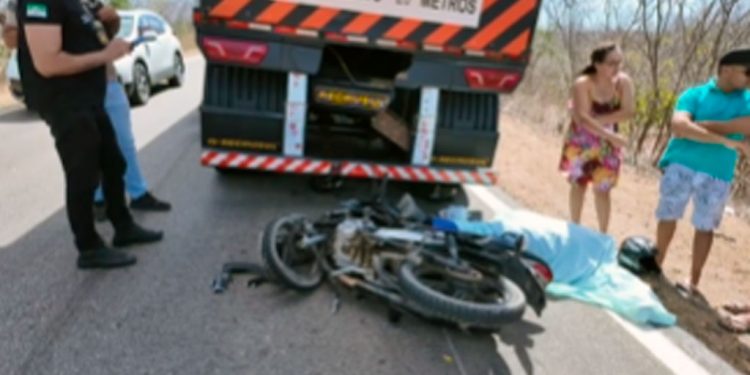 Homem morre ao colidir moto em carreta parada na BR-405 entre Mossoró e Apodi