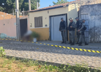 Homem é morto a tiros na calçada de casa no Bairro Vingt Rosado