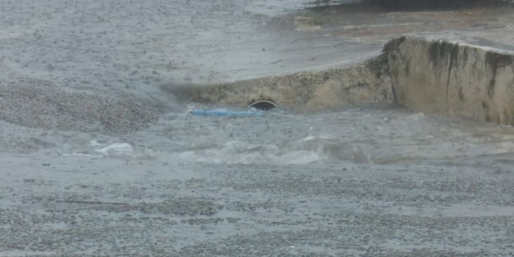 Caern alerta sobre riscos na remoção de tampas da rede de esgoto para escoar água de chuva