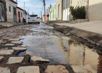 Cano estourado da Caern no bairro Teimosos, em Mossoró, preocupa moradores
