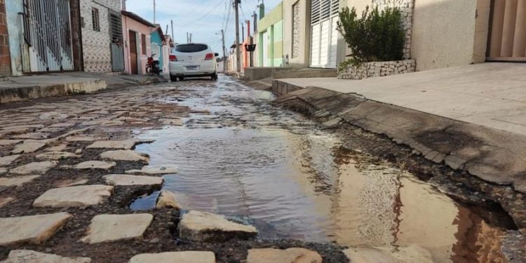 Cano estourado da Caern no bairro Teimosos, em Mossoró, preocupa moradores