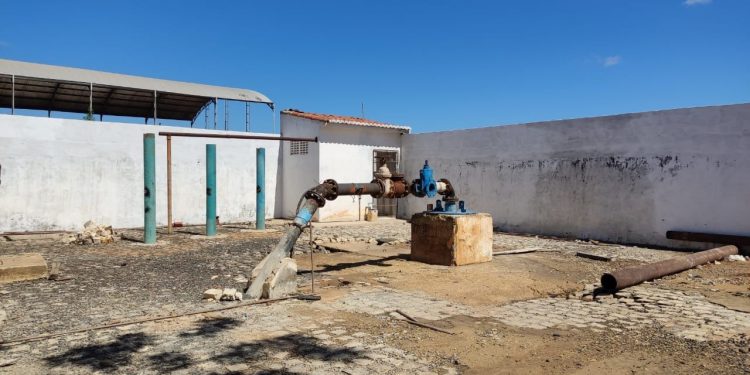 Cano do Poço 14 da Caern estoura e causa revolta no Bairro Santo Antônio