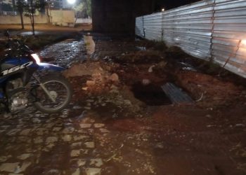 Quebra de tubulação causada por escavação em supermercado prejudica abastecimento de água em Mossoró  