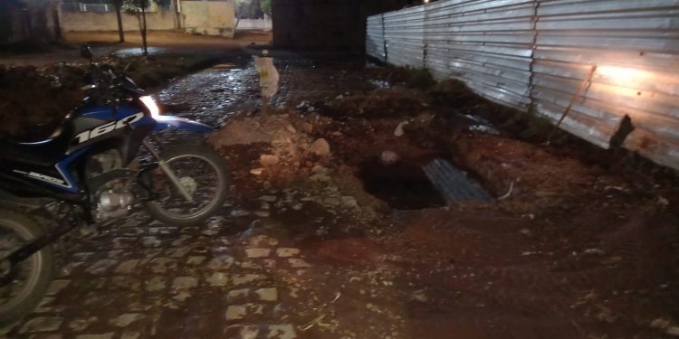 Quebra de tubulação causada por escavação em supermercado prejudica abastecimento de água em Mossoró  