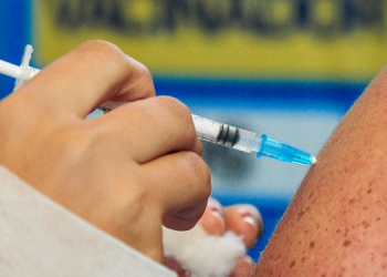 Com aumento de casos, idosos e pacientes imunossuprimidos precisam tomar outra dose da vacina contra a Covid-19